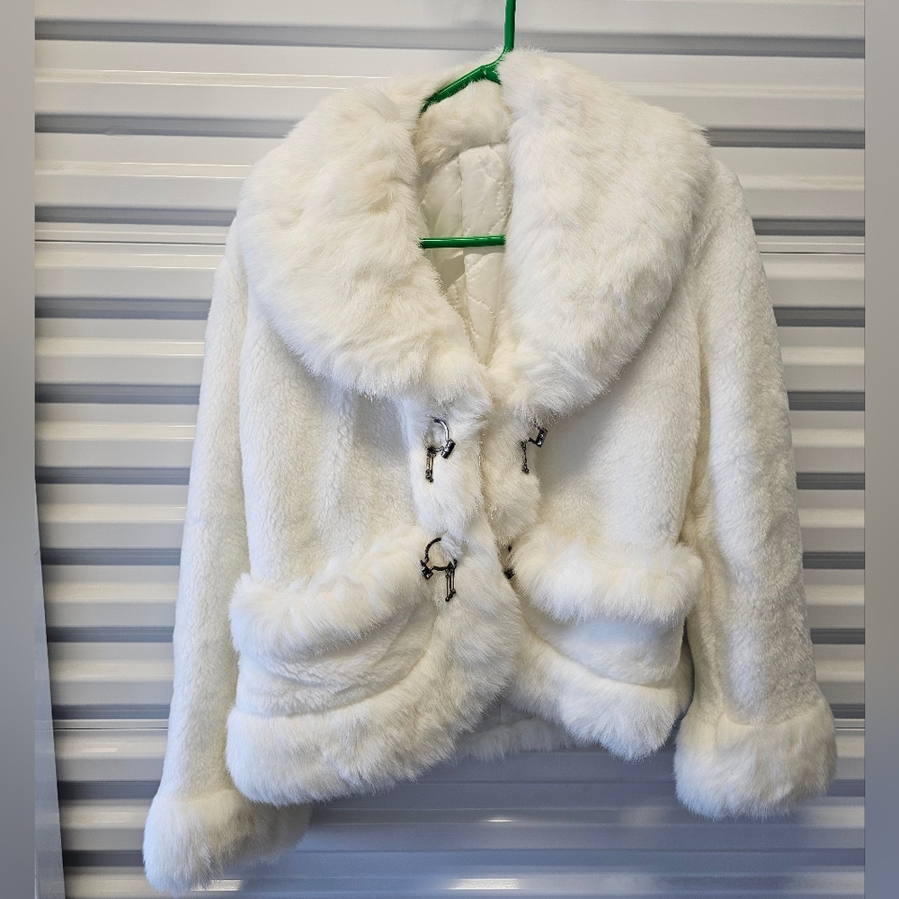 NEW FASHIONABLE GLAM SNOW WHITE FAUX FUR JACKET SIZE: SMALL-MEDIUM